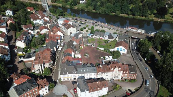 Der Ortskern der Gemeinde Mettlach unmittelbar an der Saarschleife.