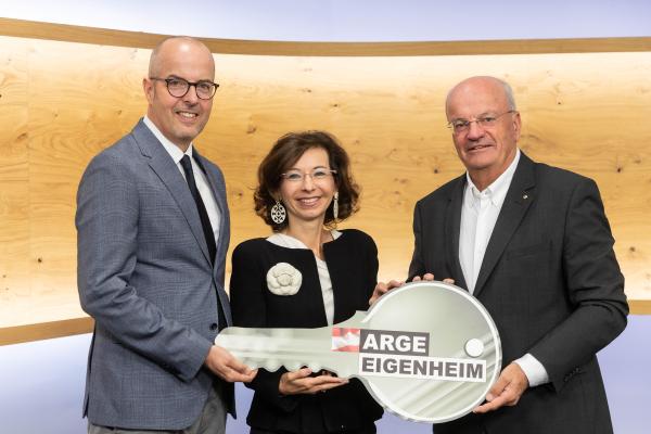 Schlüsselübergabe beim Auftakt-Pressegespräch der ARGE Eigenheim