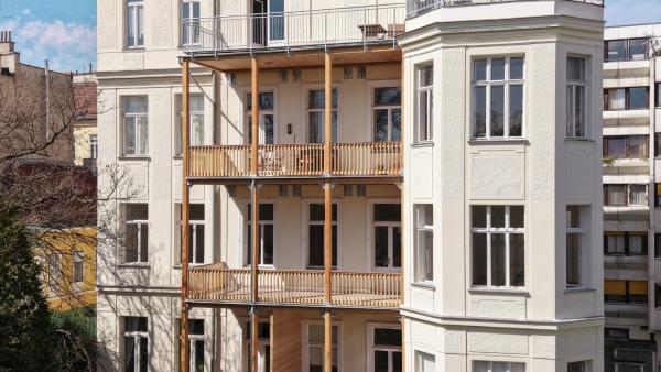 Historischer Holzbalkonturm in Döbling saniert