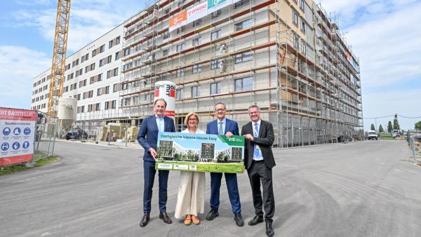 Dachgleiche beim größten Hotel in Holzbauweise der Welt