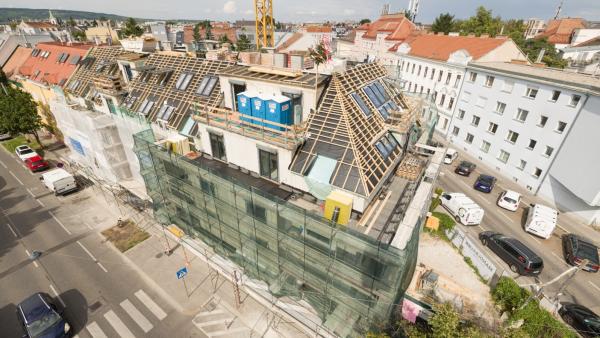 Verlässlich: IFA AG erreicht Dachgleiche bei gefördertem Mietwohnbau „Jedleseer Straße 104-106“ in Wien 21