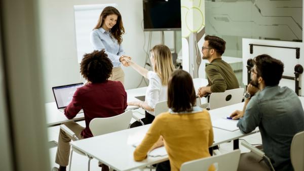 StudentInnengruppe im Klassenzimmer