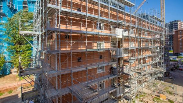 Baustelle Mehrfamilienhaus mit Kränen