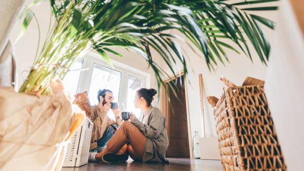 Mann und Frau sitzen in einer Wonung