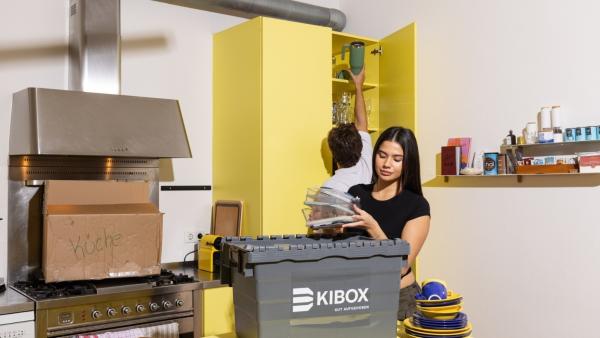 Paar beim Ausräumen mit Kibox