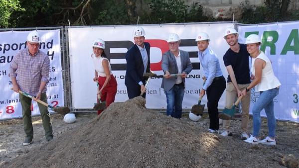 Spatenstich durch die BOE