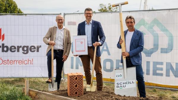 (v.l.n.r.): Gerhard Staudinger (Head of Sales Wall bei wienerberger Österreich), Bauherr Hans Peter Schöll und Bürgermeister Herbert Pinter 