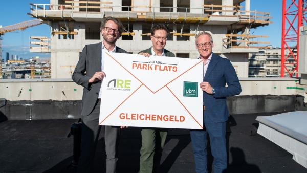 Gerd Pichler, Head of ARE Development und UBM CTO Peter Schaller überreichen das Gleichengeld an HABAU Geschäftsführer Hubert Wetschnig (mitte)