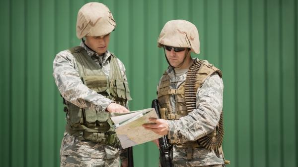 Zwei Soldaten studieren einen Plan