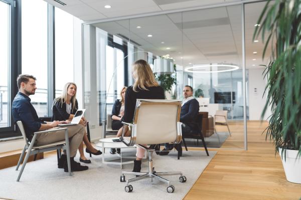 Menschen sitzen in einem Büro und diskutieren