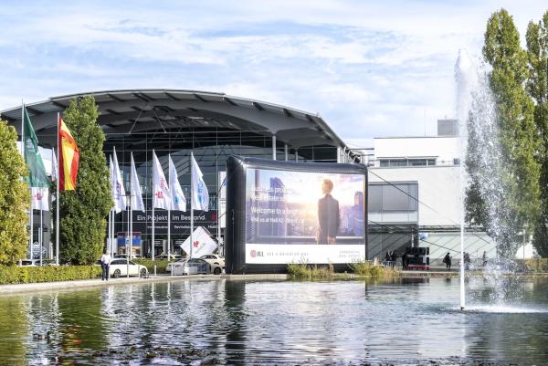 Blick auf die EXPO REAL auf die Hallen von außen
