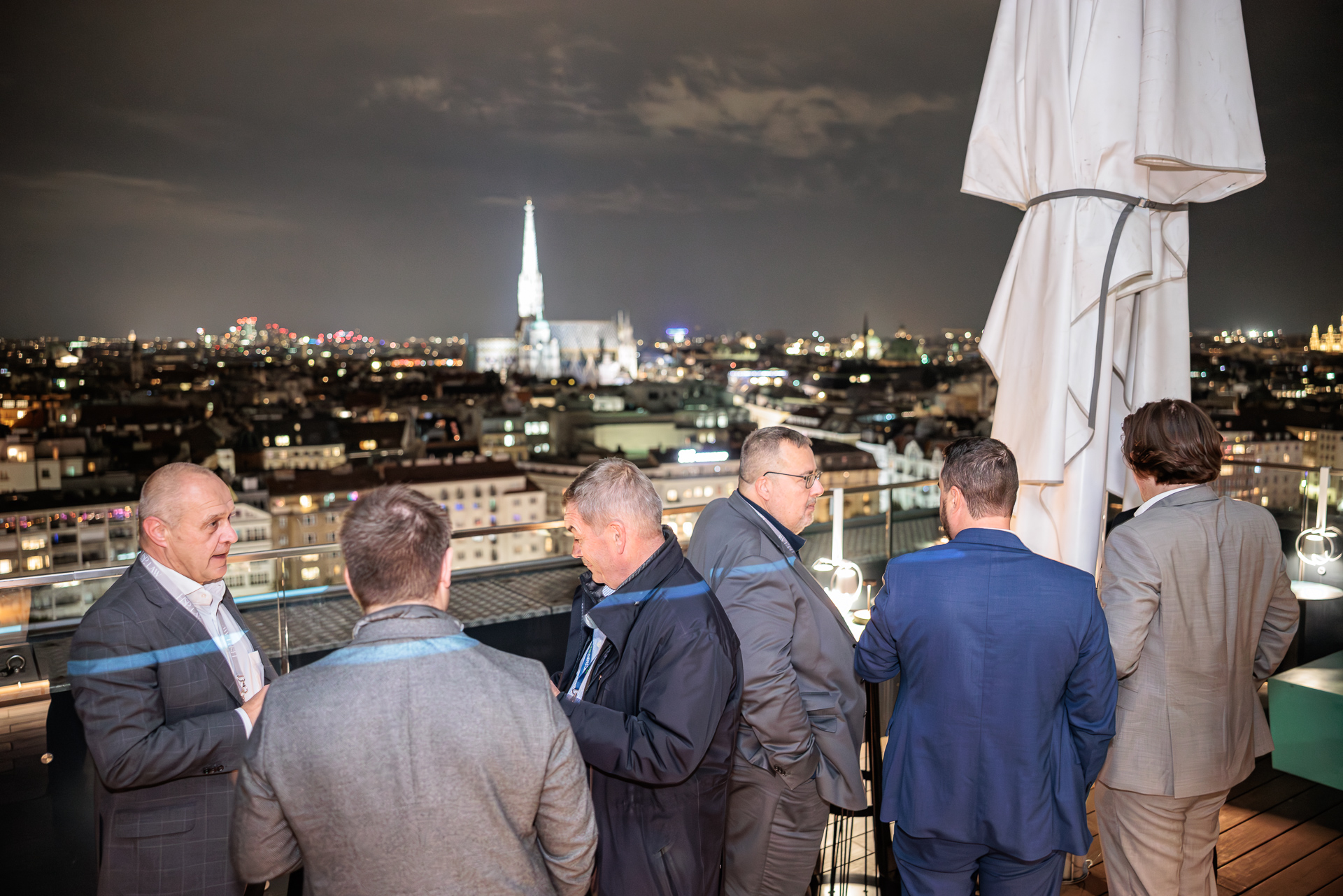 Blick auf die Terrasse am Abend