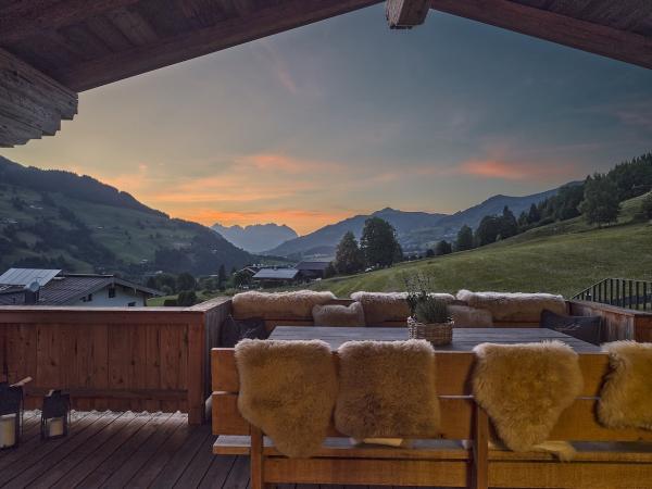 blick aus einem Wohnhaus in Kitzbühel auf die Berge
