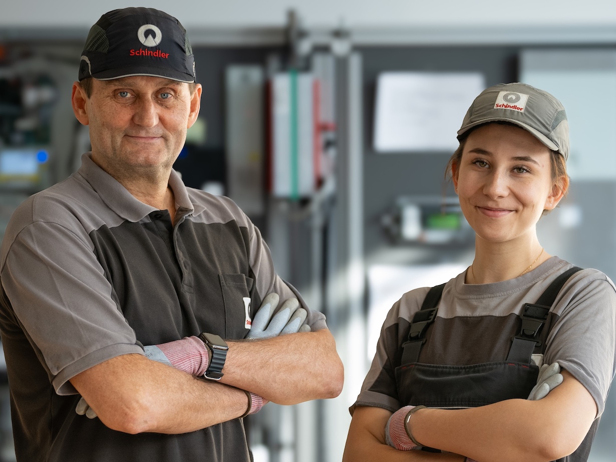 Lehrlinge bei Schindler, die in die Kamera schauen