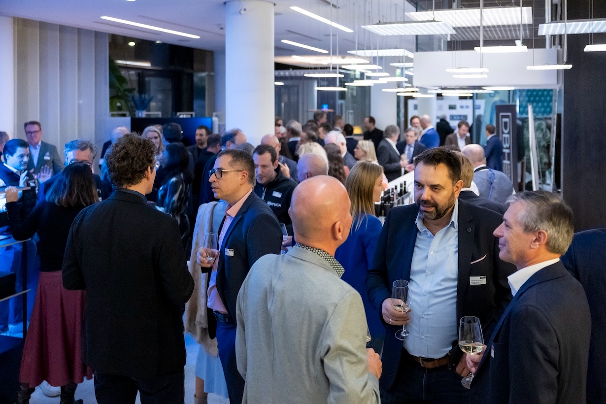 Blick auf die Veranstaltung mit Gästen