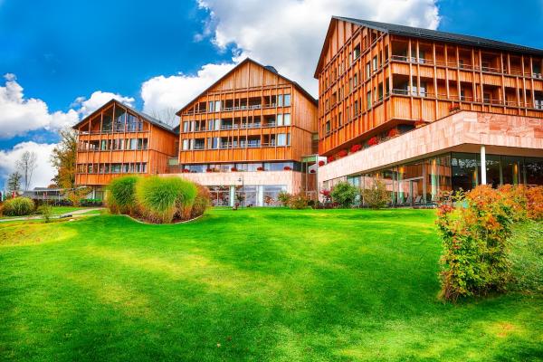 Herbst in den Bergen mit einem Hotel