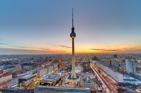 Blick auf Berlin mit dem Fernsehturm im Zentrum