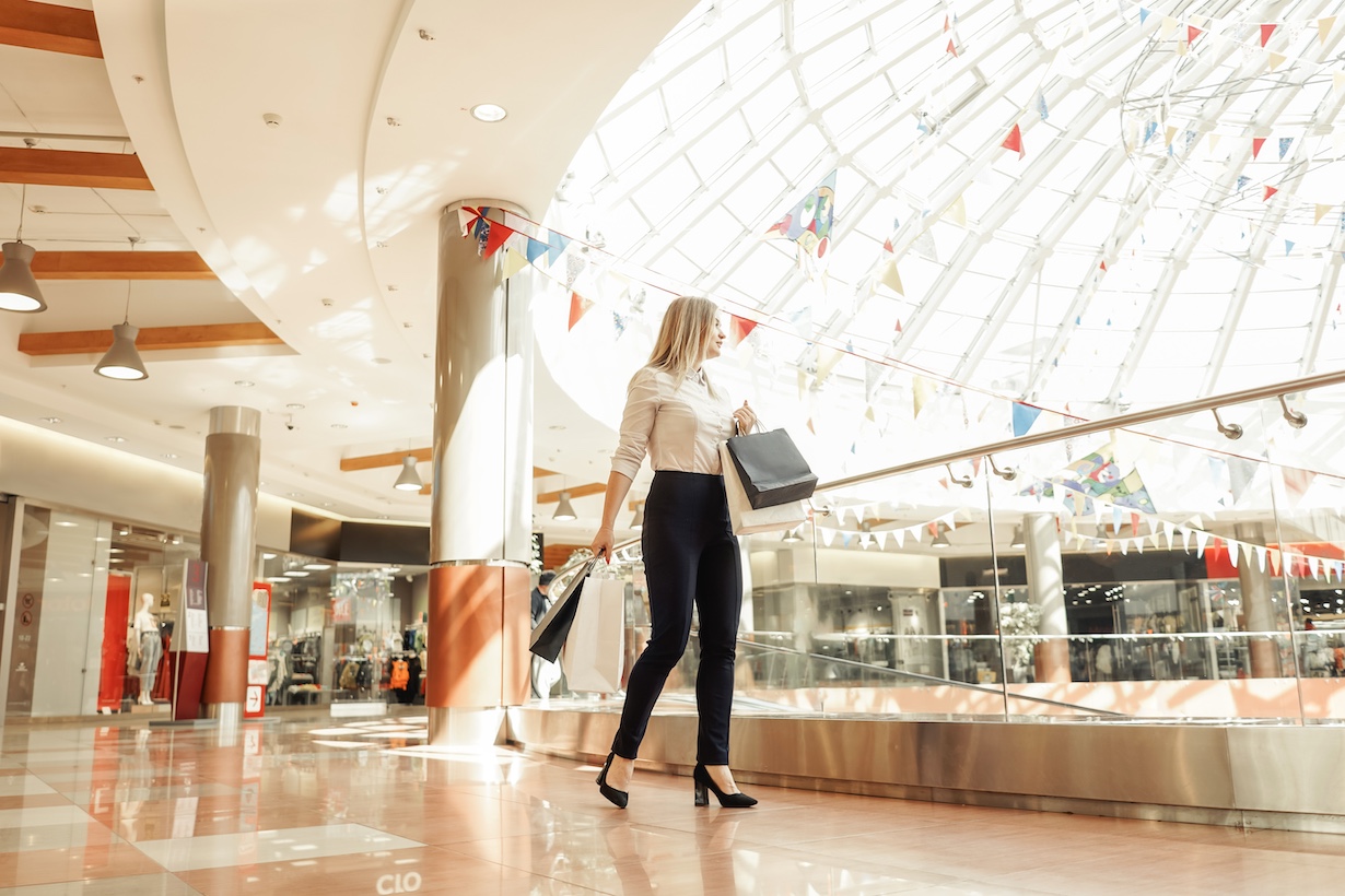Frau in einem Shopping Center beim Einkaufen