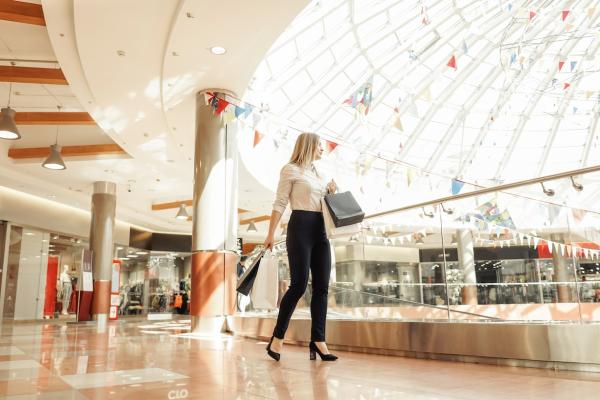 Frau in einem Shopping Center beim Einkaufen