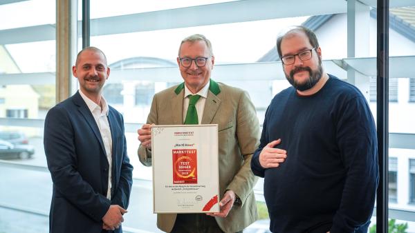 v.l.n.r.: Marketingleiter Philipp Müller, Werner Beutelmeyer, Institutsvorstand und Geschäftsführer des Market Institut, CEO Yves Suter