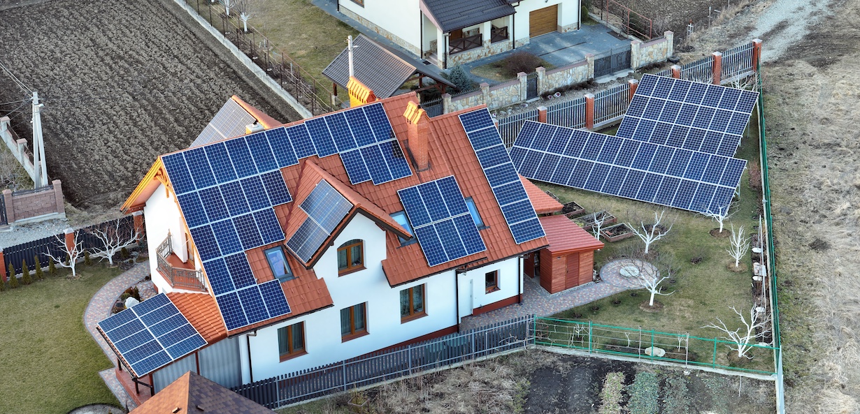 Wohnhaus mit Solarmodulen auf dem dach