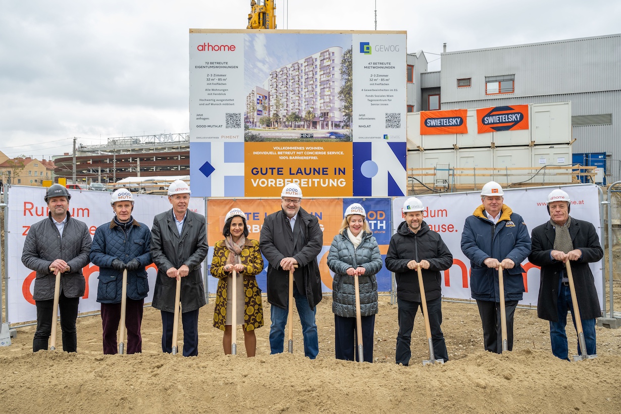 Spatenstich mit den Anwesenden