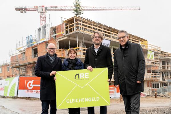 (v.l.n.r.): Vizebürgermeister Rainer Praschak, Bürgermeisterin Silvia Drechsler, ARE Projektentwicklungsleiter Gerd Pichler und Michael Bauer, Geschäftsfeldleiter Hochbau Leyrer+Graf