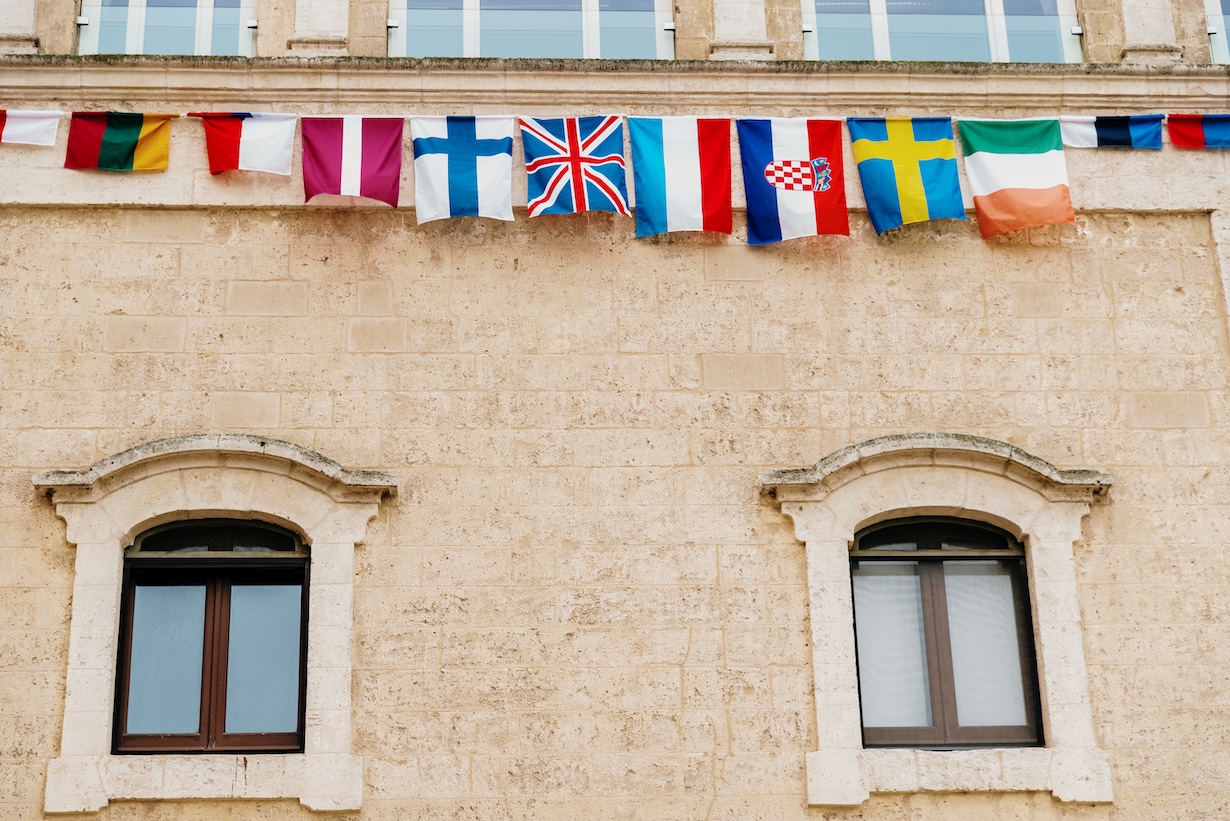 Flaggen von europäischen Länder uaf einem Haus