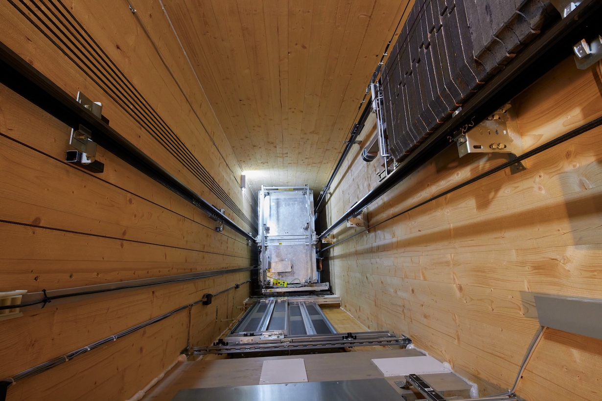 Aufzugsschacht aus Holz für einen Lift