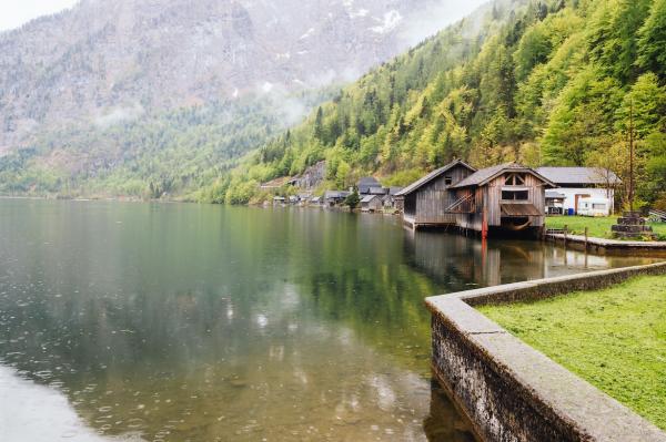 Hütten im See an einem regnerischen Tag. Hallstatt, Österreich