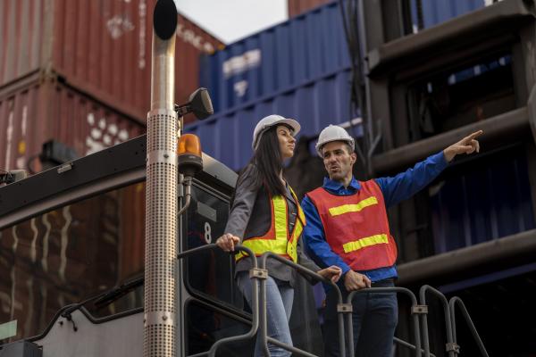 Arbeiter in gut sichtbarer Schutzausrüstung und Schutzhelmen