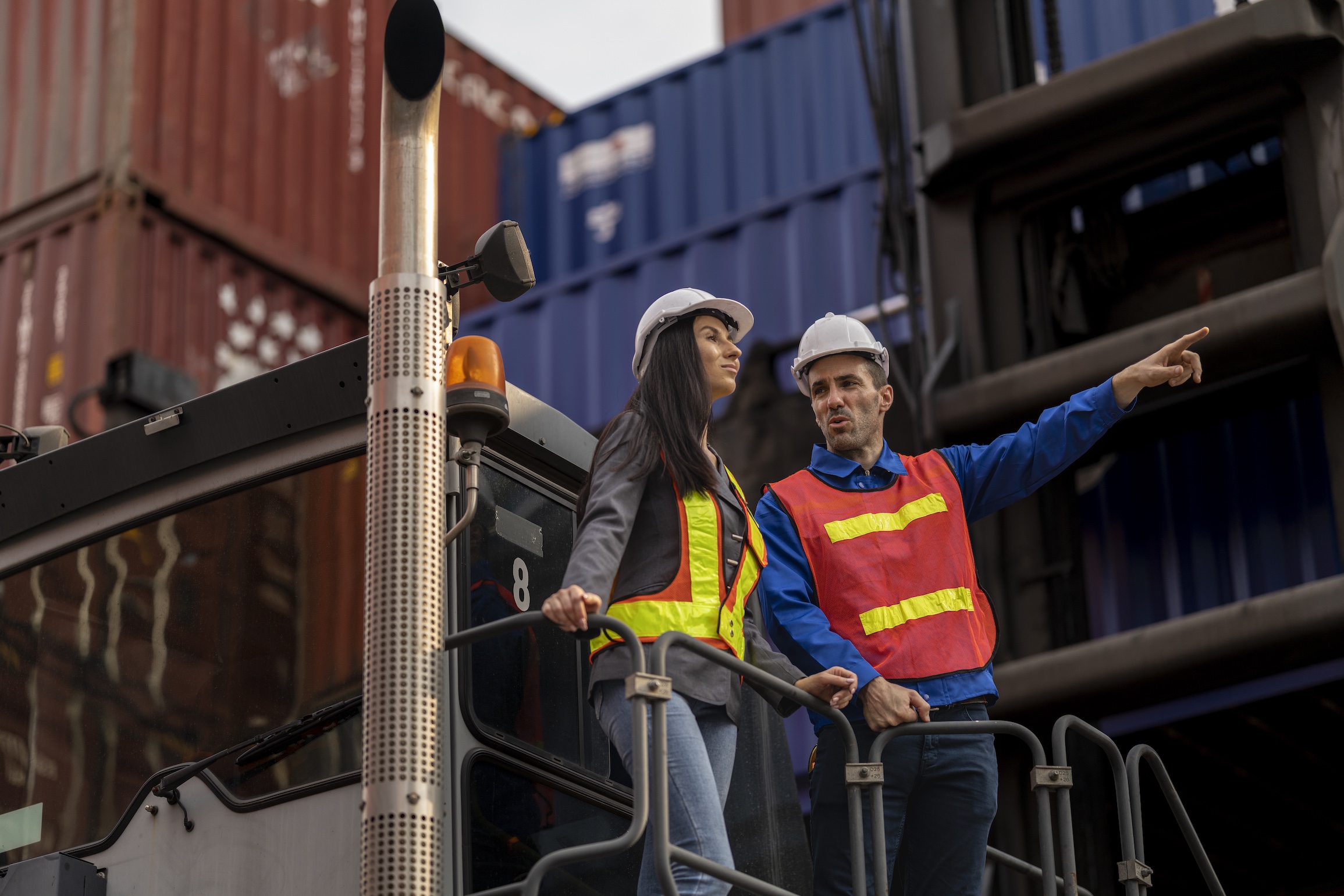 Arbeiter in gut sichtbarer Schutzausrüstung und Schutzhelmen