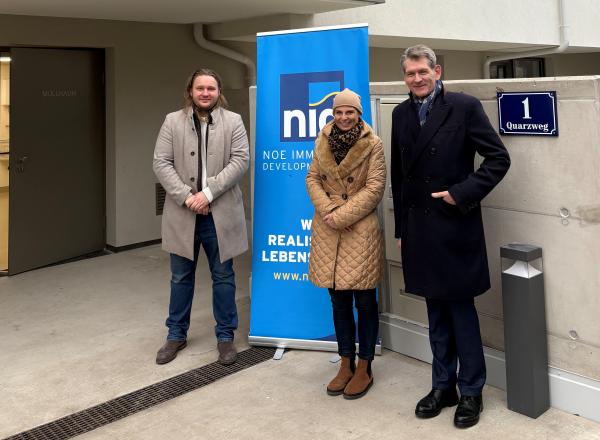 v.l.n.r.: Ing. Martin Stagl, Projektleiter NID; Sabine Kräftner Vertriebsleitung NID; Bmstr. Ing. Michael Neubauer, Geschäftsführer NID bei der Wohnungsübergabe von „Das Schmuckstück“ am Quarzweg 1