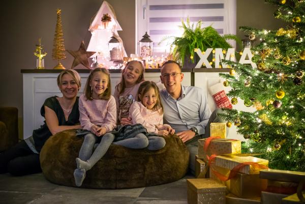Familie vor dem Weihnachtsbaum