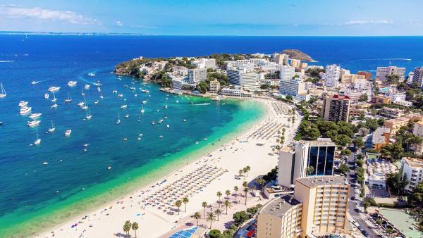 Blick auf einen Strand auf der Insel Mallorca
