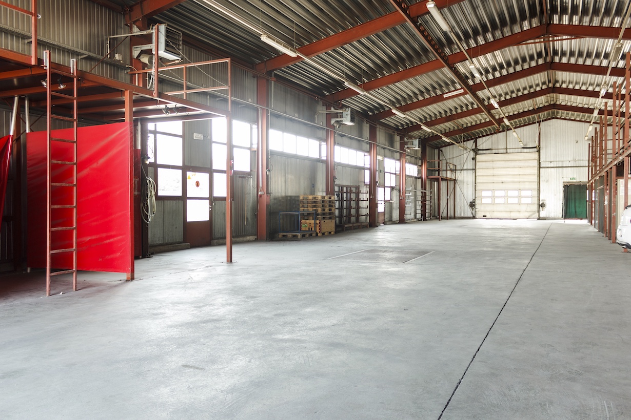 Blick in eine Lagerhalle leer