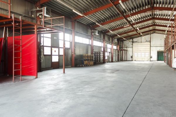 Blick in eine Lagerhalle leer