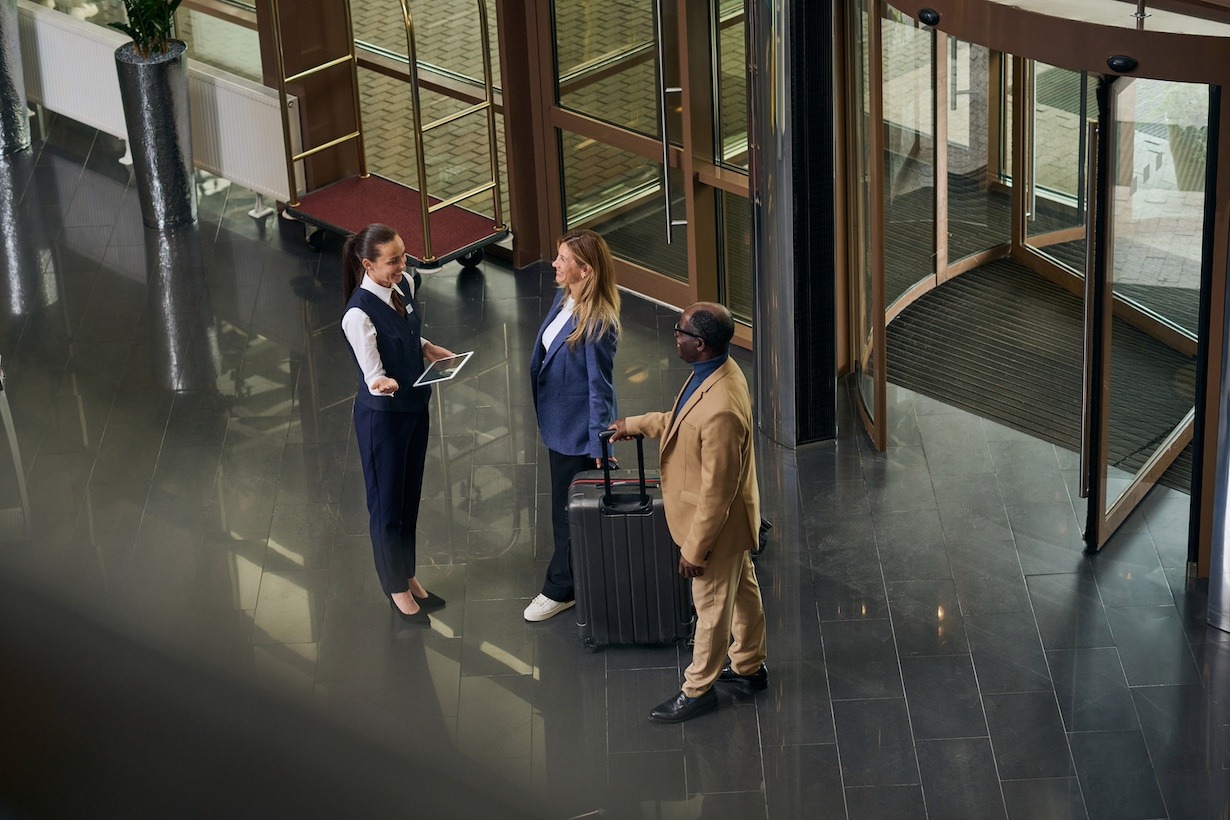 ein Paar in einer Hotelhalle von oben gesehen