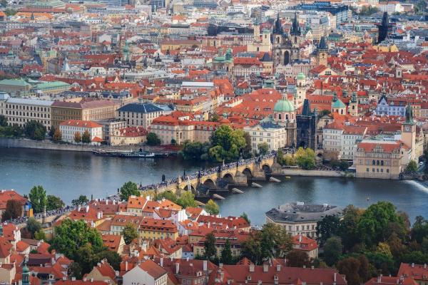 Luftbild der Karlsbrücke und Stare Mesto - Prag, Tschechische Republik