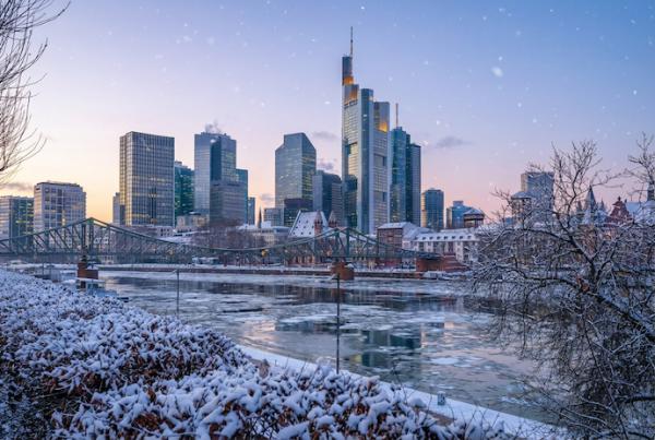 Blick auf duie Frankfurter Skyline im Winter
