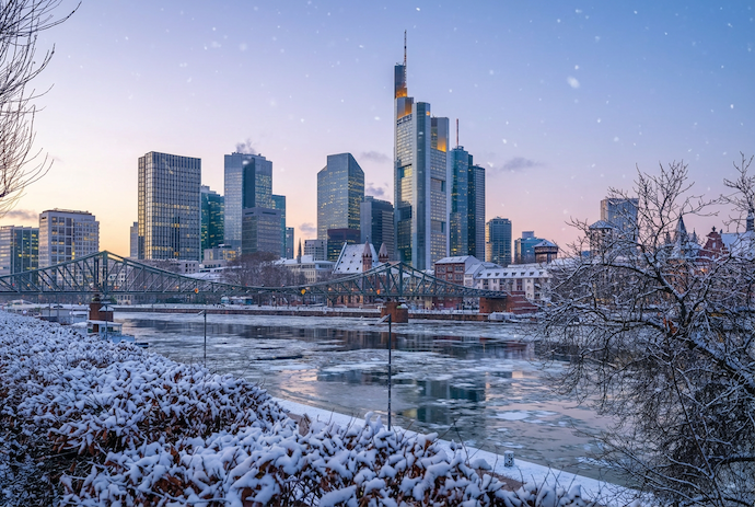 Blick auf duie Frankfurter Skyline im Winter