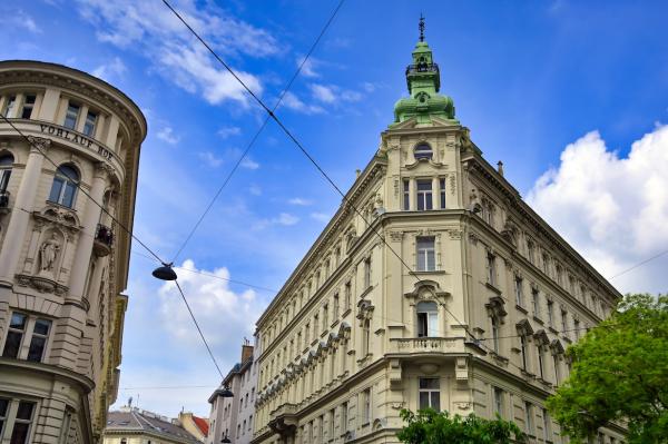 Architektur entlang der Straßen von Wien, Österreich an einem sonnigen Tag