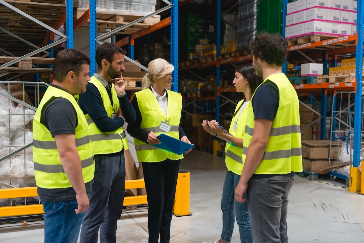 Fünf Personen in einer Logistikhalle