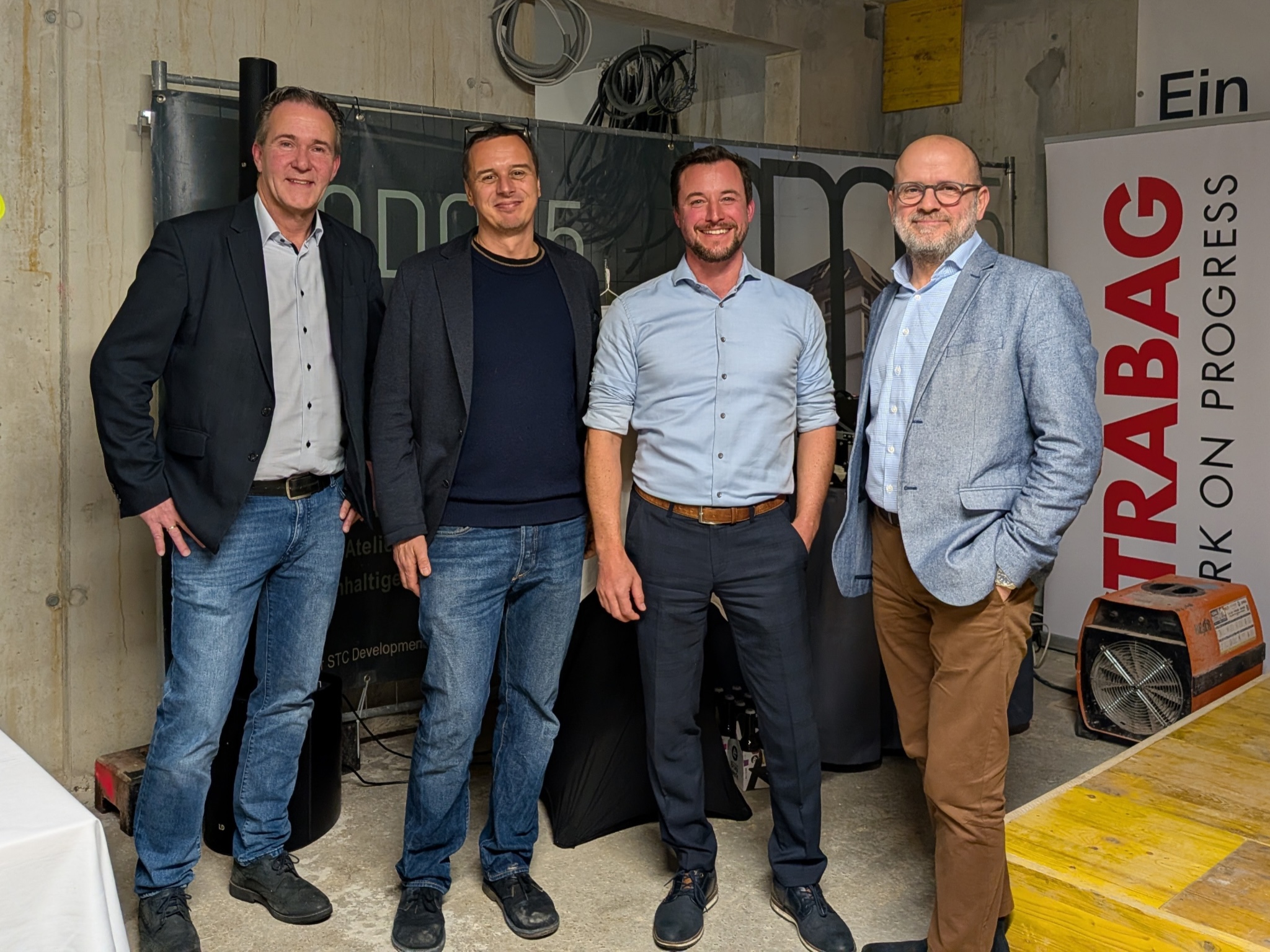 V.l.n.r. Robert Gipfl (STRABAG), Architekt René Kops, Matthias Waibel (STC) und Markus Gornik (STRABAG),