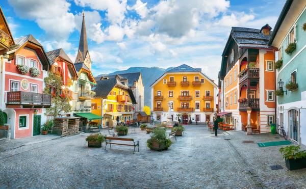 Herrlicher Blick auf den zentralen Platz des berühmten Hallstätter Bergdorfs.