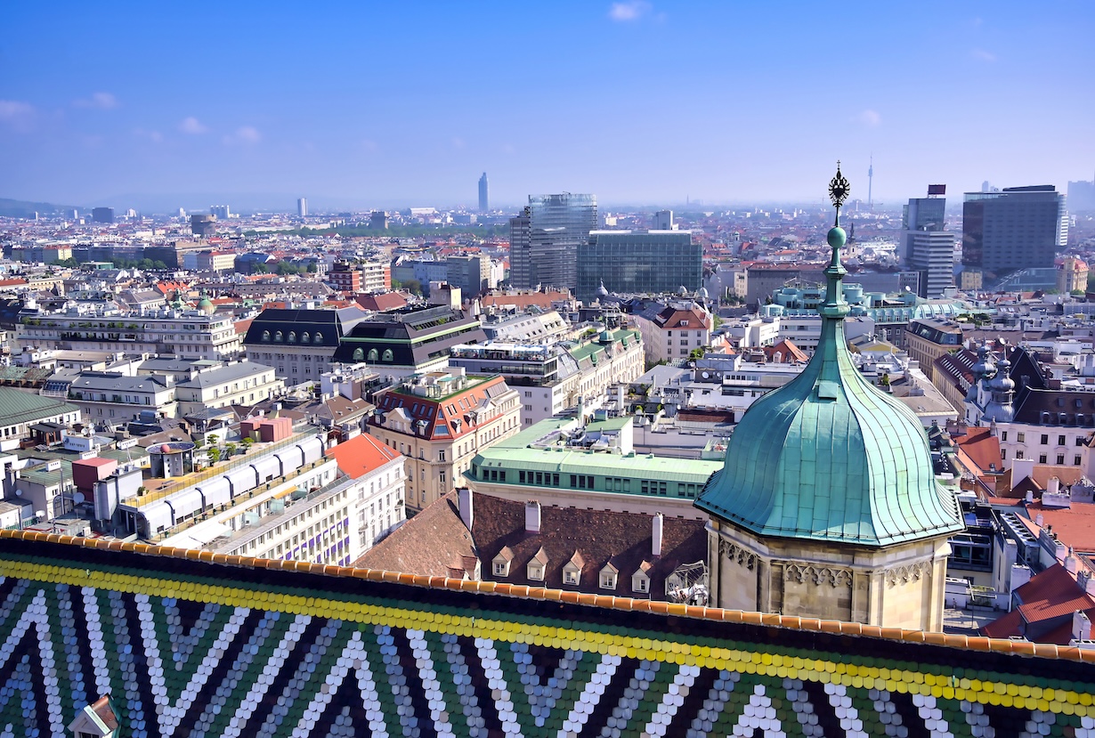 Blick auf Wien von oben mit dem Dach des Stephansdoms im Vordergrund