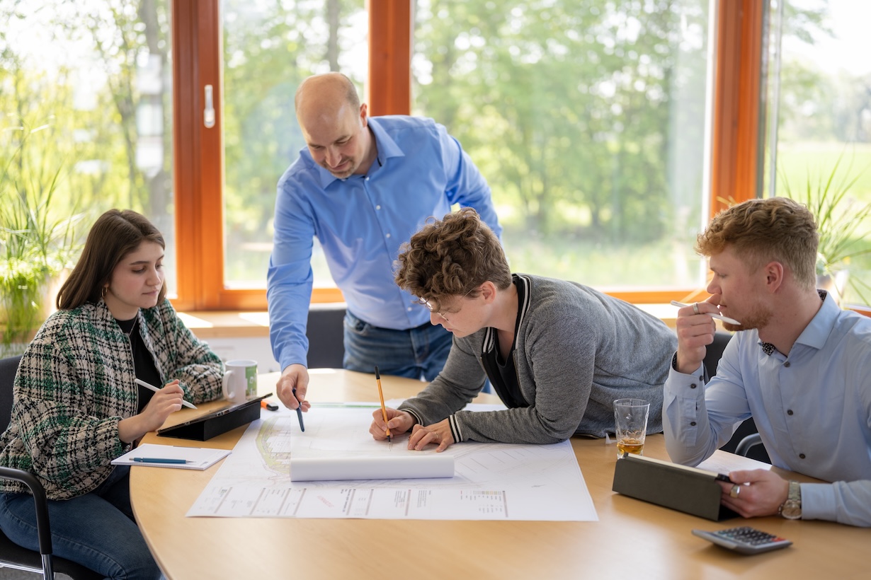 Menschen am Schreibtisch in einem Büro