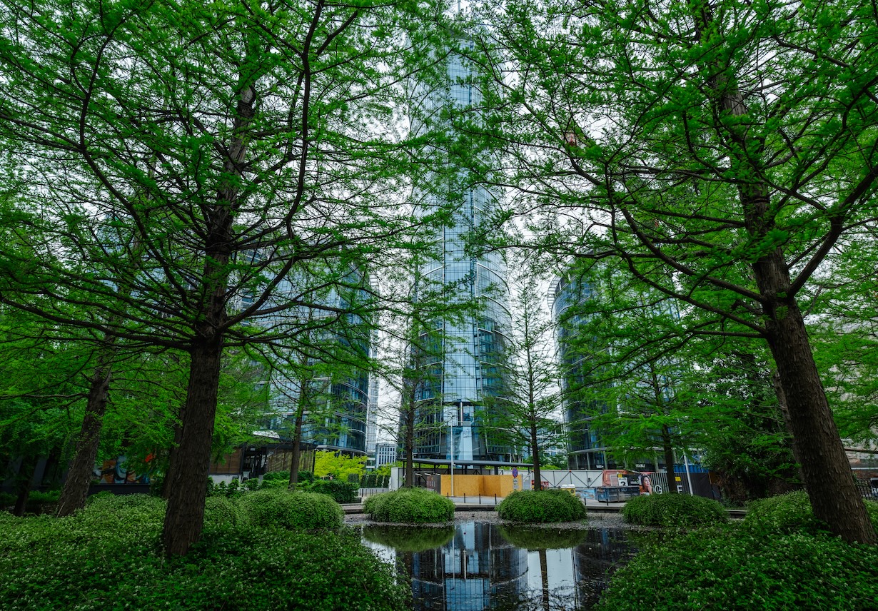 Wolkenkratzer-Kulisse am Stadtplatzvon petruninsphotos