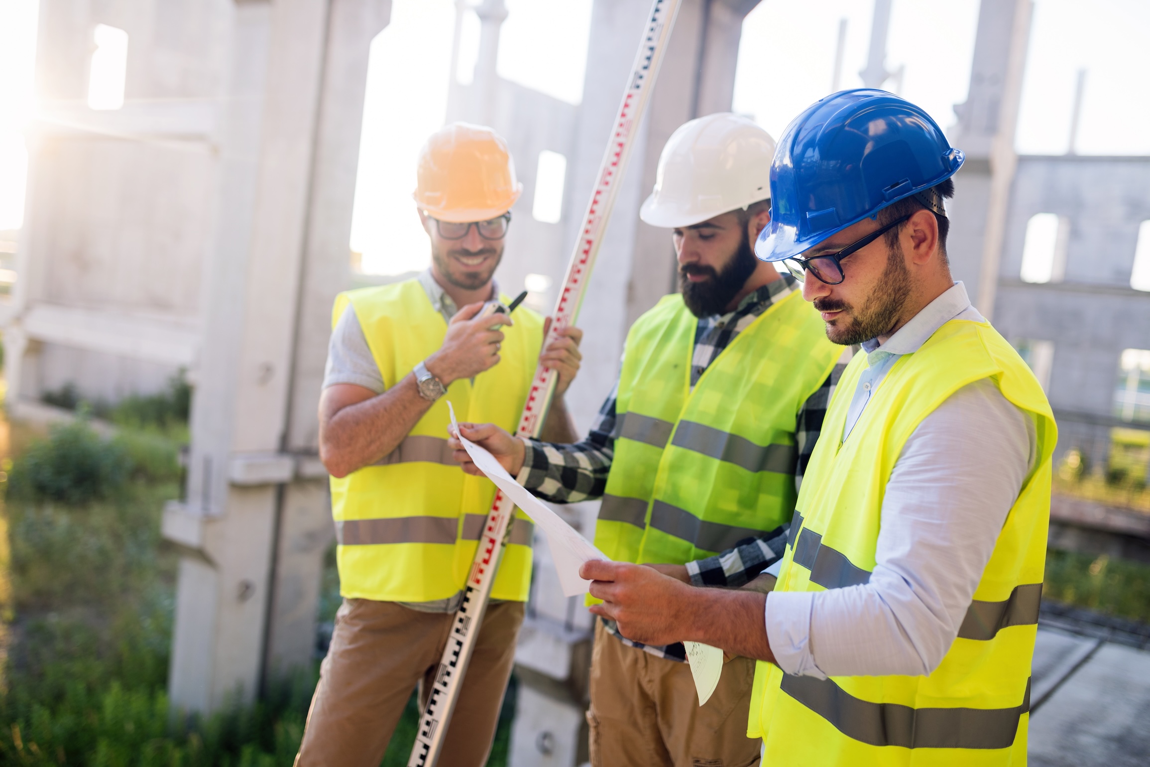 Portrait von Bauingenieuren, die auf der Baustelle arbeiten