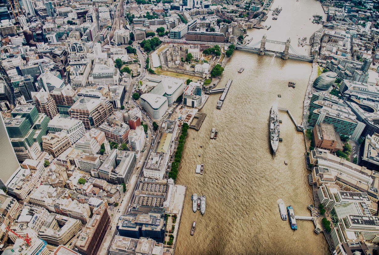 Londoner Gebäude entlang der Themse - Großbritannien
